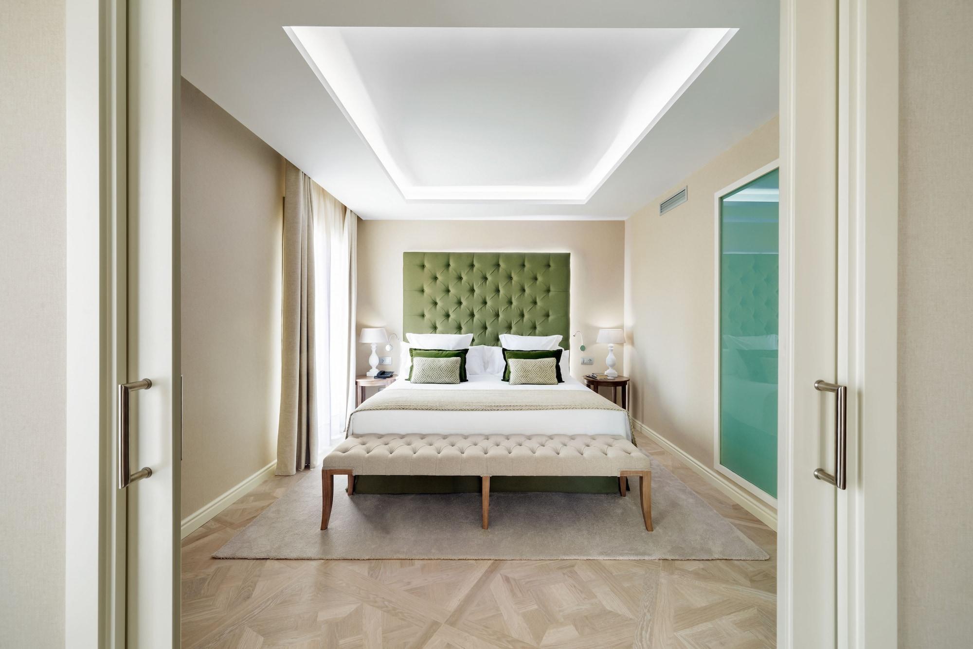 Colón Hotel Barcelona Exterior foto A bedroom at The Dorchester
