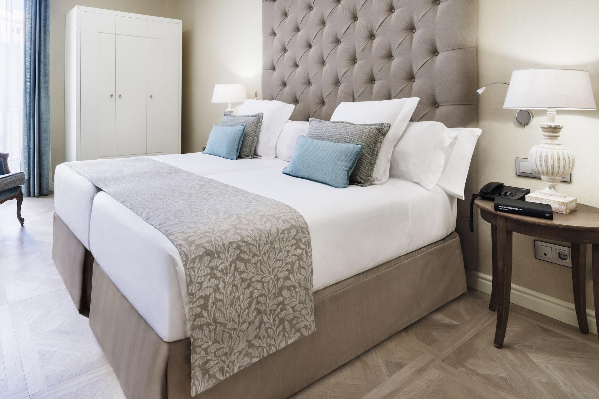 Colón Hotel Barcelona Exterior foto A bed with a bed skirt