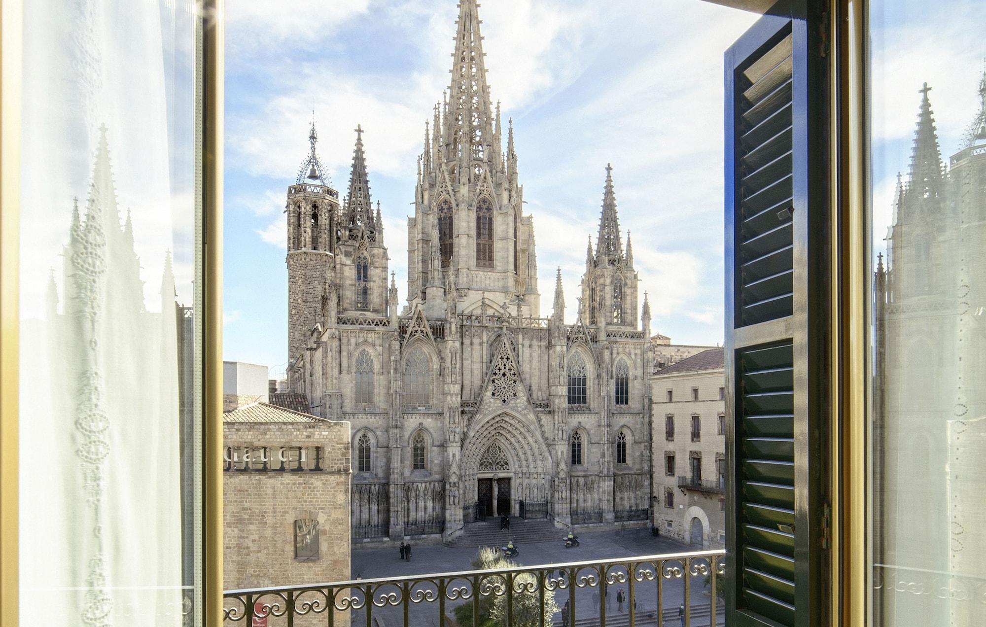 Colón Hotel Barcelona Exterior foto View of the cathedral from the hotel
