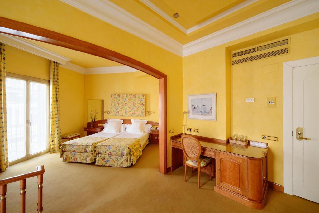Colón Hotel Barcelona Exterior foto A room at the Hotel