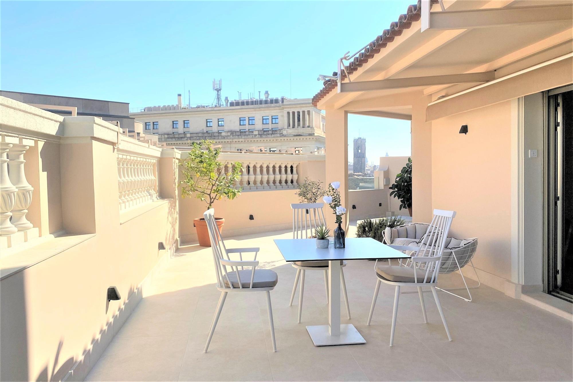 Colón Hotel Barcelona Exterior foto A rooftop terrace in Barcelona