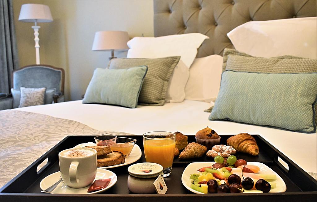 Colón Hotel Barcelona Exterior foto Room service