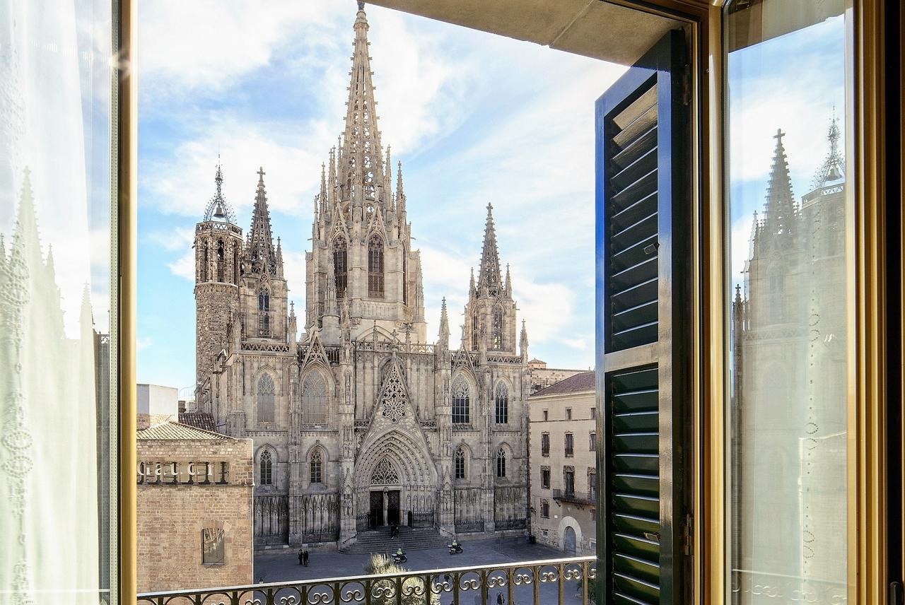 Colón Hotel Barcelona Exterior foto View of the cathedral from the hotel