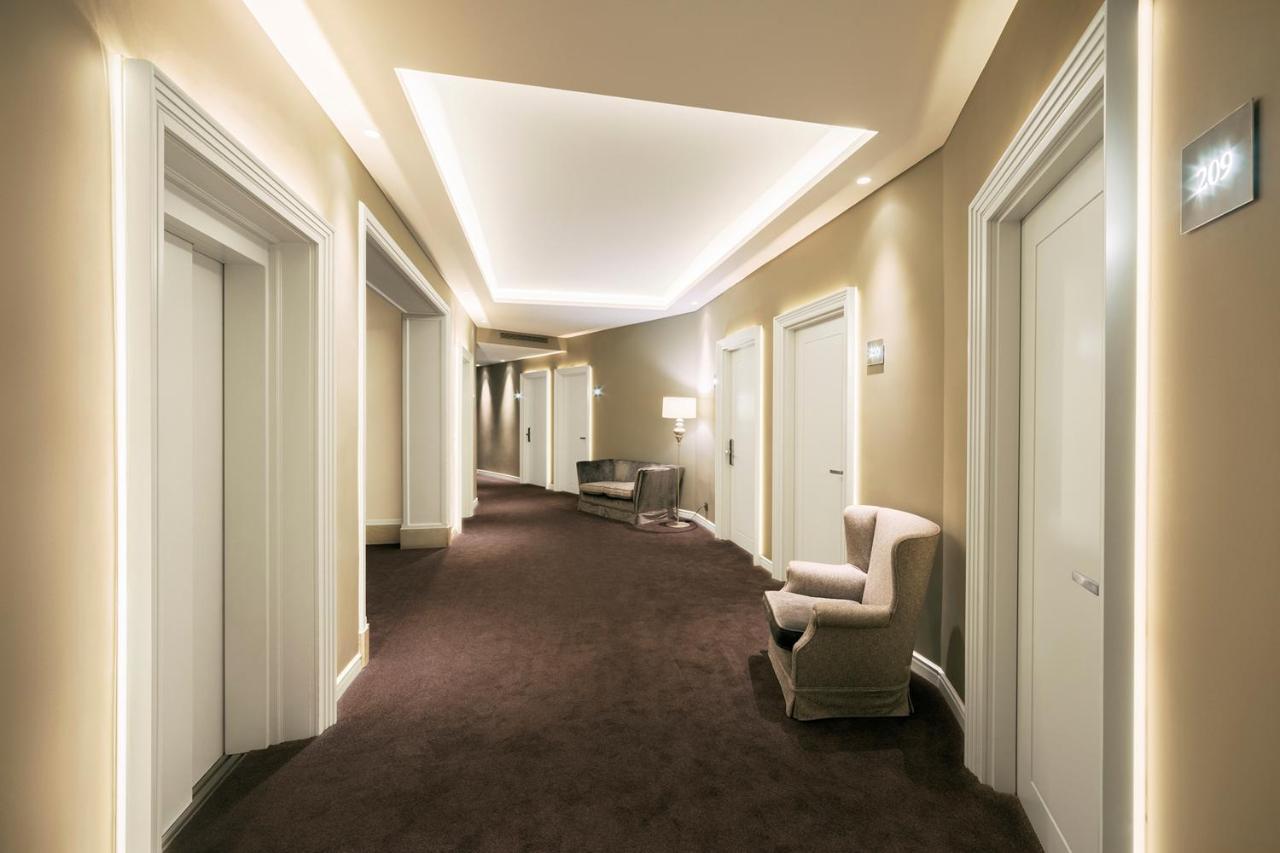 Colón Hotel Barcelona Exterior foto A corridor