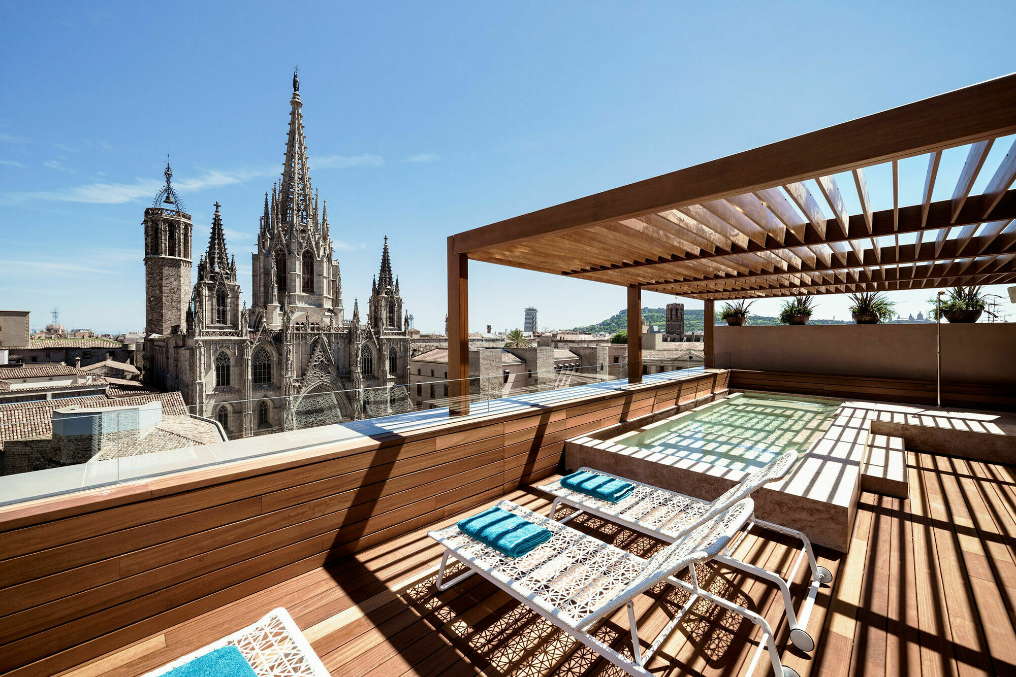 Colón Hotel Barcelona Exterior foto The rooftop of the hotel